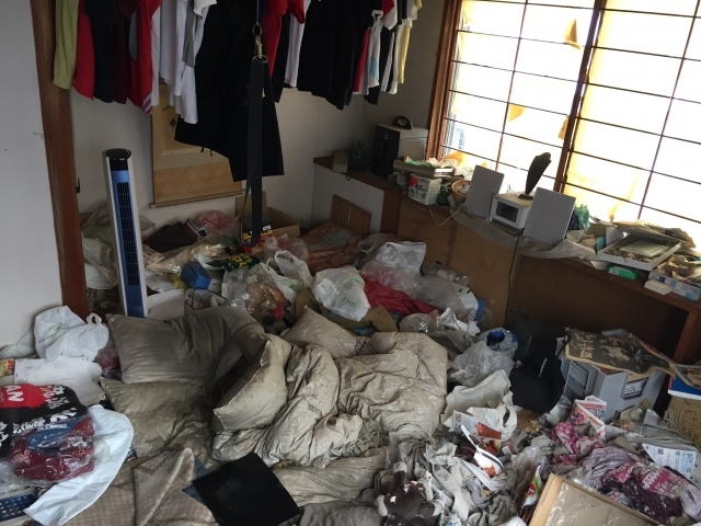 ごみ屋敷のような家や部屋で行う遺品整理について片付けの専門業者が解説