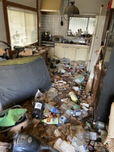 呉市で床にゴミが散乱したお部屋片付け