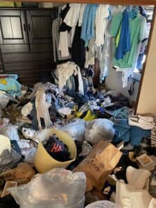 岡山市で大量の衣類が積み重なったゴミ屋敷片付け