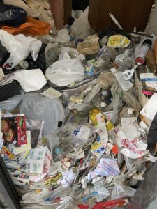 神戸市で玄関前に積み上がったゴミ屋敷の片付け