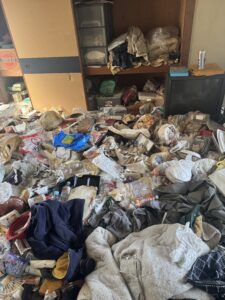 米子市でゴミで床がみえなくなったゴミ屋敷片付け